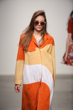 karen walker ilkbahar-yaz 2015 defile pist model yürür