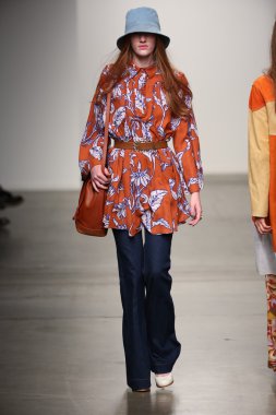 karen walker ilkbahar-yaz 2015 defile pist model yürür