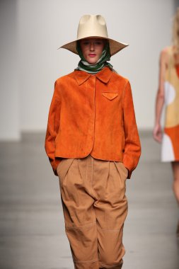 karen walker ilkbahar-yaz 2015 defile pist model yürür