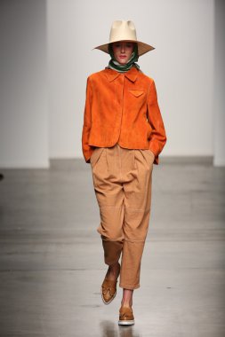karen walker ilkbahar-yaz 2015 defile pist model yürür