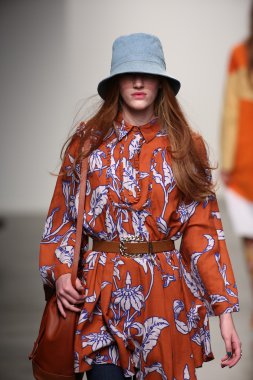karen walker ilkbahar-yaz 2015 defile pist model yürür