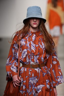 karen walker ilkbahar-yaz 2015 defile pist model yürür