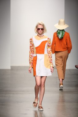 karen walker ilkbahar-yaz 2015 defile pist model yürür