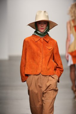 karen walker ilkbahar-yaz 2015 defile pist model yürür