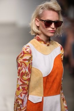 karen walker ilkbahar-yaz 2015 defile pist model yürür