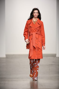 karen walker ilkbahar-yaz 2015 defile pist model yürür