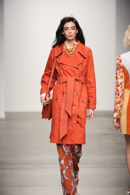 karen walker ilkbahar-yaz 2015 defile pist model yürür