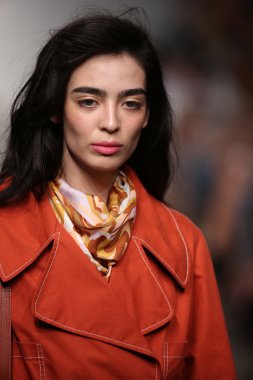 karen walker ilkbahar-yaz 2015 defile pist model yürür