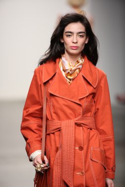 karen walker ilkbahar-yaz 2015 defile pist model yürür