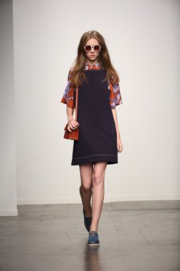 karen walker ilkbahar-yaz 2015 defile pist model yürür
