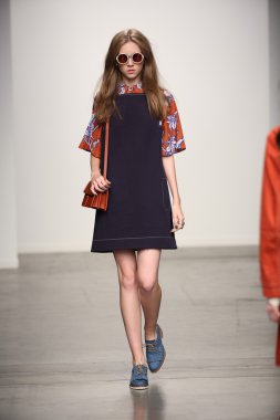karen walker ilkbahar-yaz 2015 defile pist model yürür