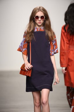 karen walker ilkbahar-yaz 2015 defile pist model yürür