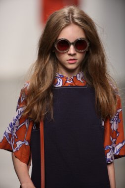 karen walker ilkbahar-yaz 2015 defile pist model yürür