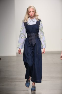 karen walker ilkbahar-yaz 2015 defile pist model yürür