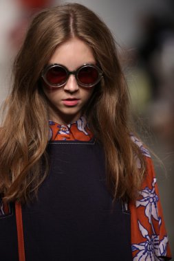 karen walker ilkbahar-yaz 2015 defile pist model yürür