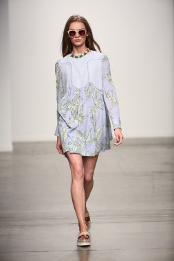 karen walker ilkbahar-yaz 2015 defile pist model yürür