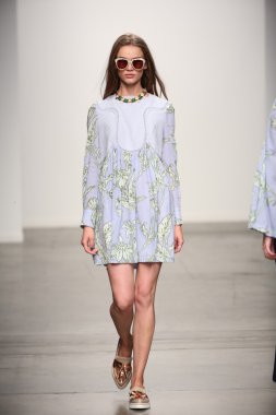karen walker ilkbahar-yaz 2015 defile pist model yürür