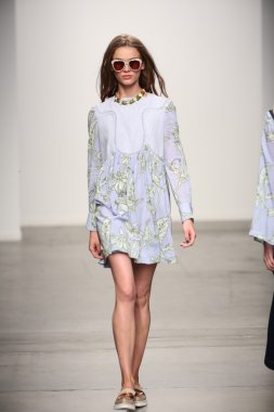 karen walker ilkbahar-yaz 2015 defile pist model yürür