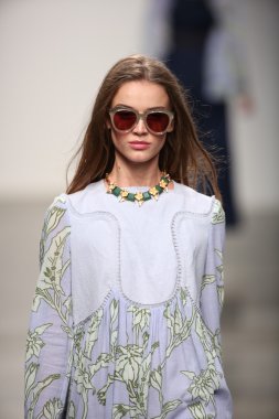karen walker ilkbahar-yaz 2015 defile pist model yürür