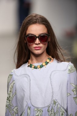 karen walker ilkbahar-yaz 2015 defile pist model yürür