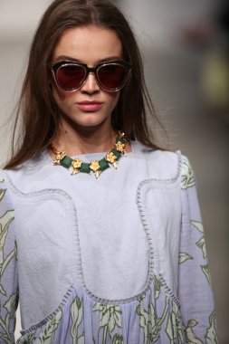 karen walker ilkbahar-yaz 2015 defile pist model yürür