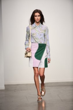 karen walker ilkbahar-yaz 2015 defile pist model yürür