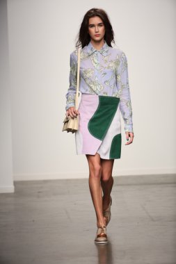 karen walker ilkbahar-yaz 2015 defile pist model yürür