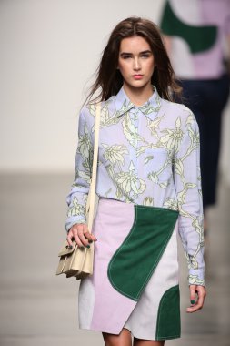 karen walker ilkbahar-yaz 2015 defile pist model yürür