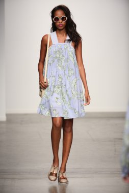 karen walker ilkbahar-yaz 2015 defile pist model yürür