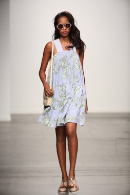 karen walker ilkbahar-yaz 2015 defile pist model yürür