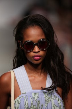 karen walker ilkbahar-yaz 2015 defile pist model yürür