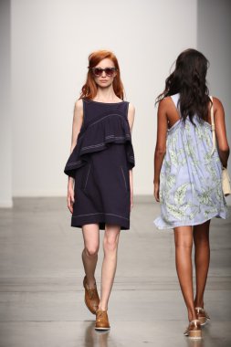 karen walker ilkbahar-yaz 2015 defile pist model yürür