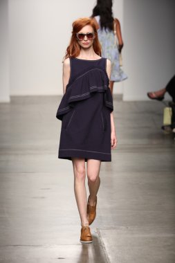 karen walker ilkbahar-yaz 2015 defile pist model yürür