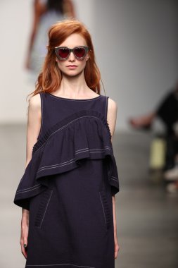 karen walker ilkbahar-yaz 2015 defile pist model yürür