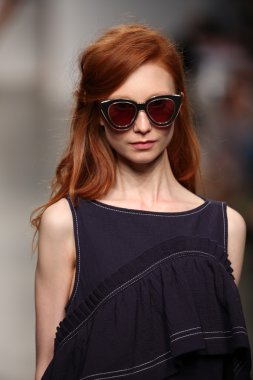 karen walker ilkbahar-yaz 2015 defile pist model yürür