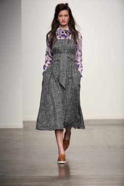 karen walker ilkbahar-yaz 2015 defile pist model yürür
