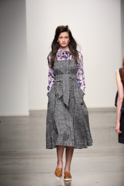 karen walker ilkbahar-yaz 2015 defile pist model yürür