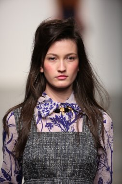 karen walker ilkbahar-yaz 2015 defile pist model yürür