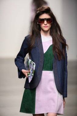 karen walker ilkbahar-yaz 2015 defile pist model yürür