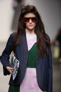 karen walker ilkbahar-yaz 2015 defile pist model yürür