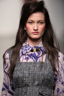 karen walker ilkbahar-yaz 2015 defile pist model yürür