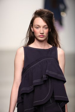 karen walker ilkbahar-yaz 2015 defile pist model yürür