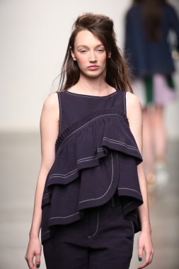 karen walker ilkbahar-yaz 2015 defile pist model yürür