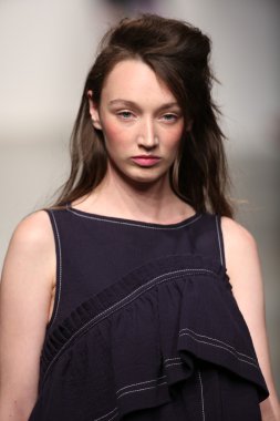 karen walker ilkbahar-yaz 2015 defile pist model yürür