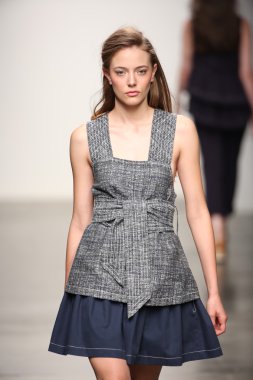 karen walker ilkbahar-yaz 2015 defile pist model yürür