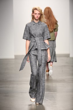 karen walker ilkbahar-yaz 2015 defile pist model yürür