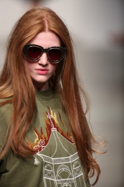 karen walker ilkbahar-yaz 2015 defile pist model yürür