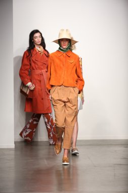 modelleri pist finale karen walker ilkbahar-yaz 2015 defile de yürü.