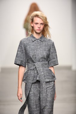 karen walker ilkbahar-yaz 2015 defile pist model yürür