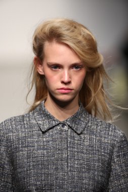 karen walker ilkbahar-yaz 2015 defile pist model yürür
